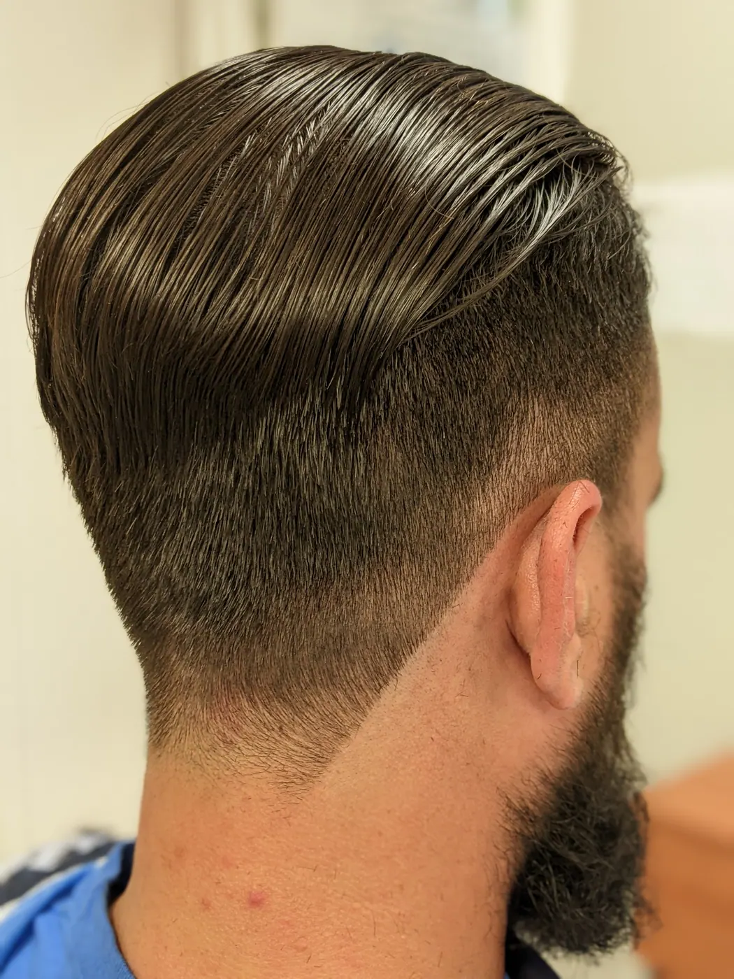 Coupe homme et barbe taillée par le barbier du salon
