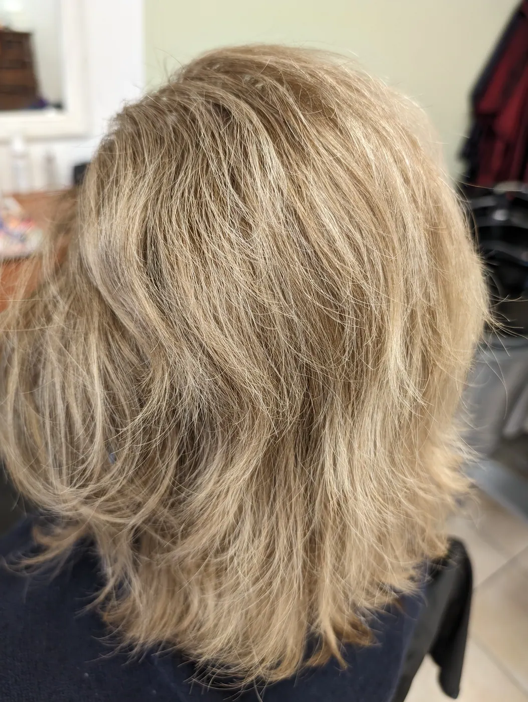 Coloration Rainbow blond cendré sur cheveux mi-longs