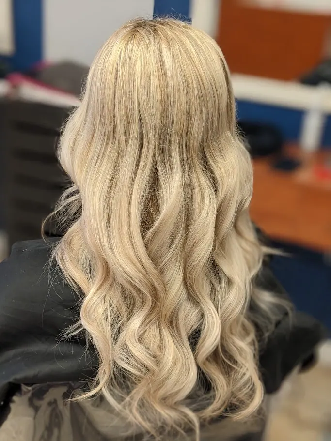 Cheveux longs blonds coiffés en ondulations