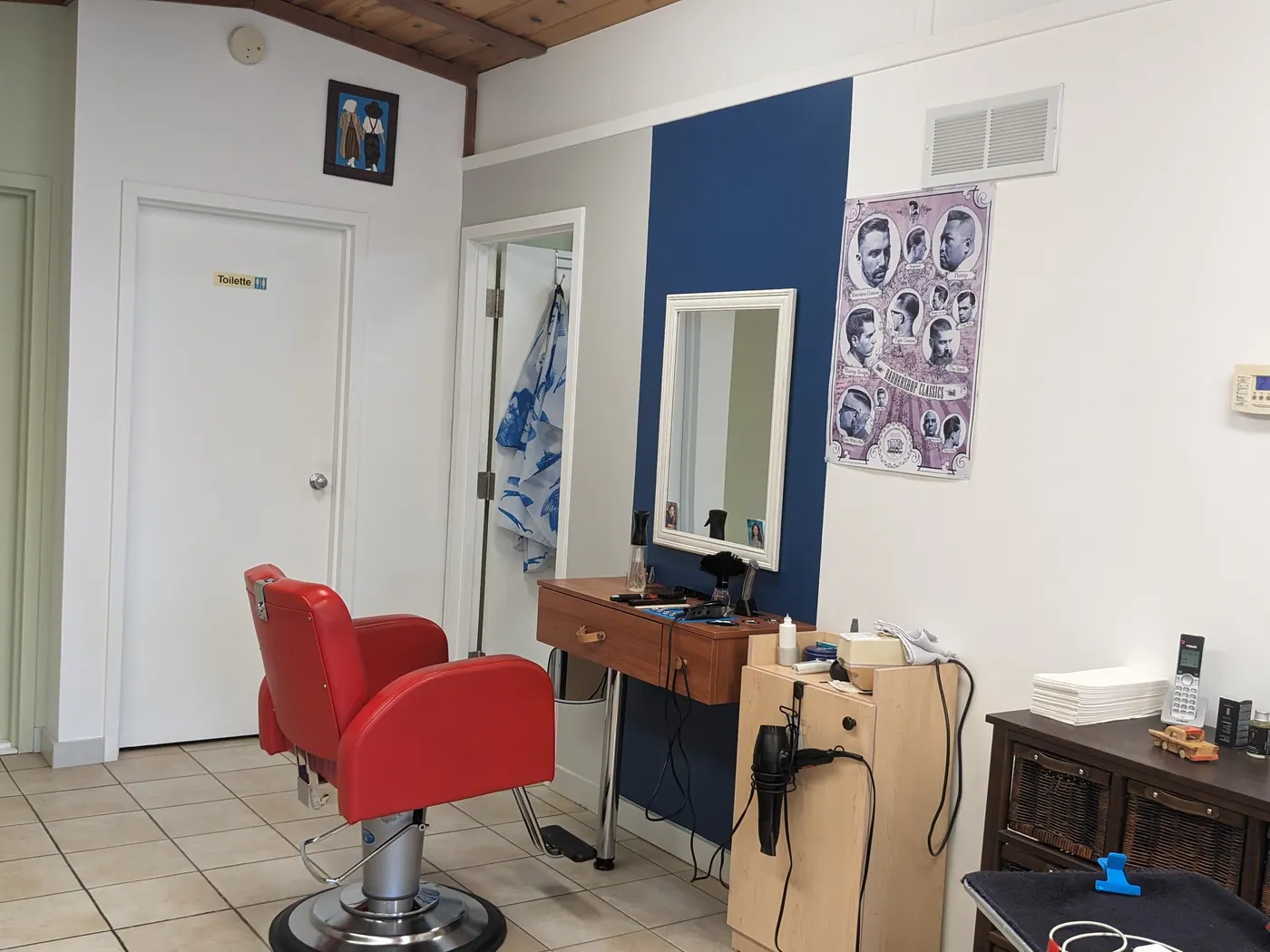 Coin barbier du salon Patricia Vernay Coiffure avec son fauteuil rouge