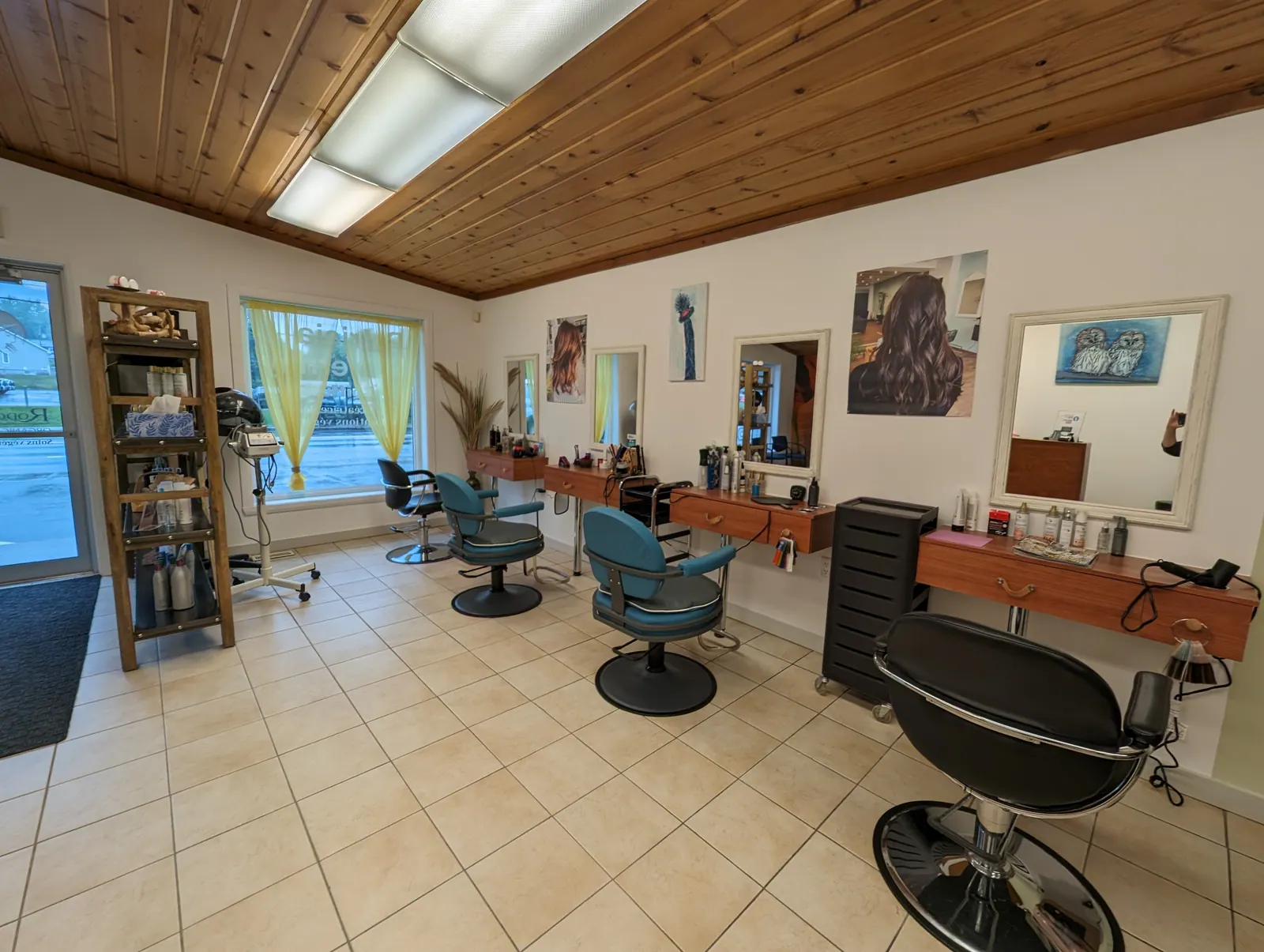 Vue d’ensemble du salon et de ses postes de coiffure